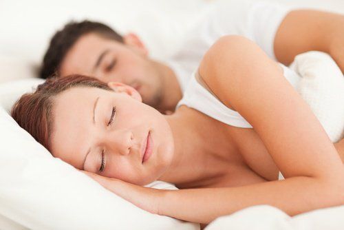 Женщина и мужчина спали в постели