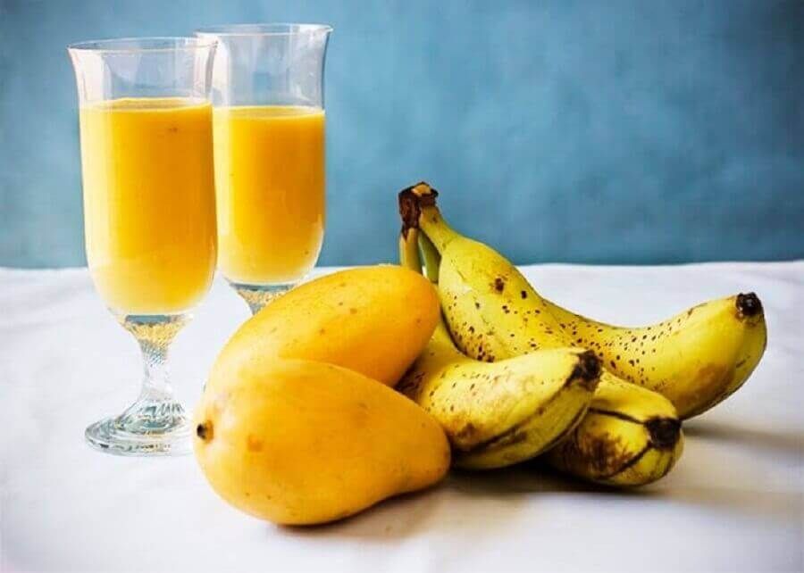 банановый и манго-коктейль для утренней усталости