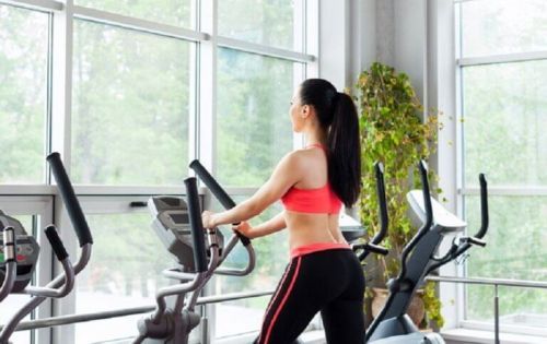 увеличение мышечной массы женщины, тренирующейся на эллиптическом тренажере