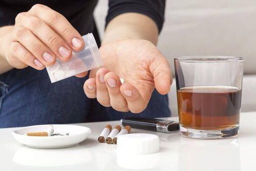 Питье, сигареты и таблетки для увеличения мышечной массы