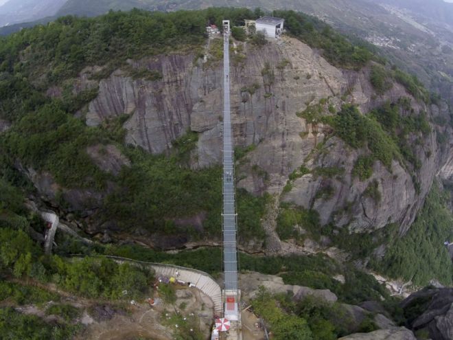 самый длинный стеклянный мост в мире 1