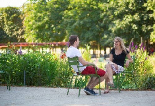Женщина и мужчина в парке