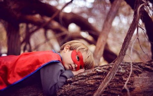 Мальчик в маске и плащ супергероя