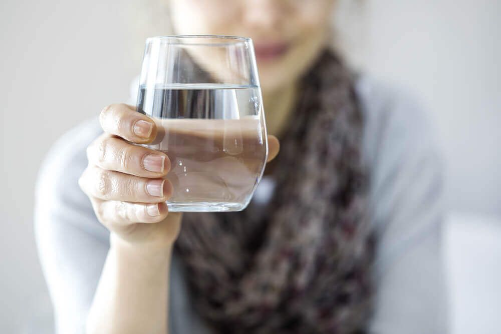 женщина, держащая стакан воды - виды минеральной воды