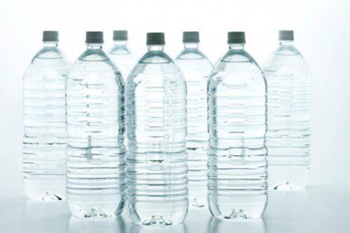 Пластиковые бутылки с водой