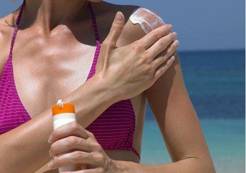 женщина, использующая солнцезащитный крем, уменьшит эффект менопаузы на коже
