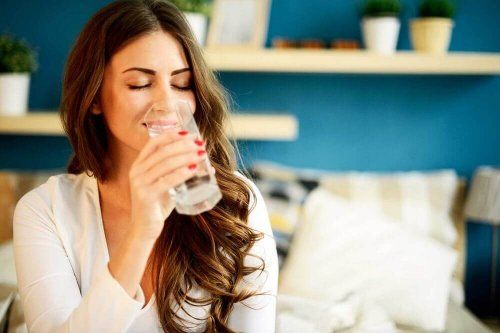 женщина пьет воду и уменьшает эффект менопаузы на коже