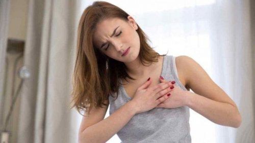 Воздействие стресса на тело - женщина, держащая ее сердце