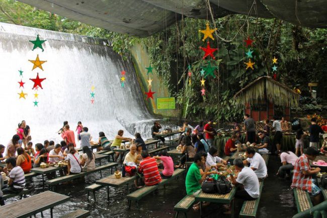 Ресторан у подножия водопада