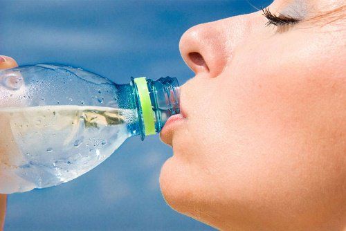 Женщина питьевой воды на упругость кожи