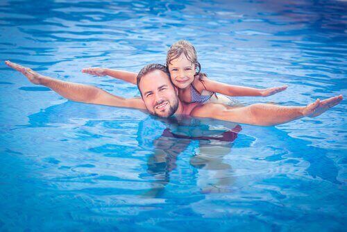 Отец и дочь в бассейне