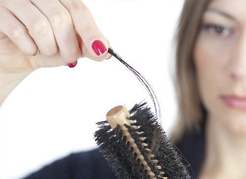 Отбрасывание волос на щетке