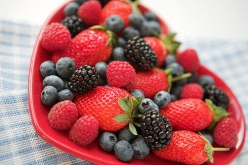 Красные фрукты в миске для высокого уровня холестерина