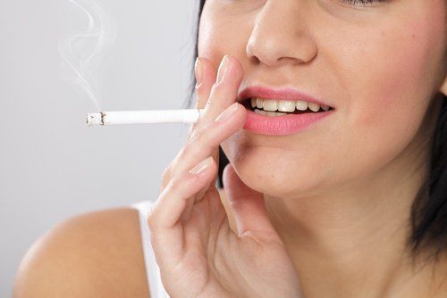 Женщина с сигаретой и здоровьем щитовидной железы