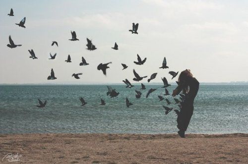 женщина и птицы на пляже