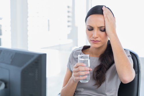 Женщина с водой - головная боль