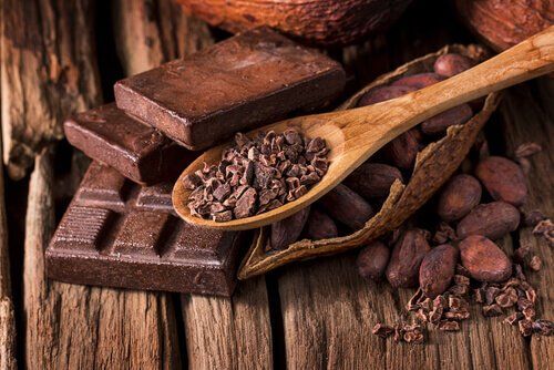Сырое какао на деревянной ложке и шоколад - борьба с депрессией