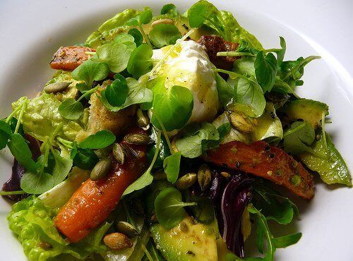 Здоровый зеленый салат