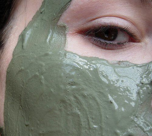 Глиняная маска и зеленый чай