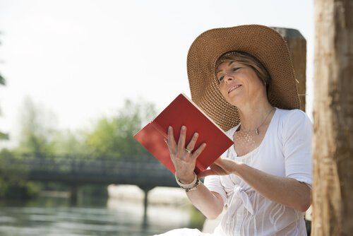 Женщина в шляпе читает книгу