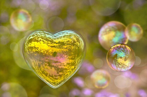 Мыльные пузыри в форме сердца.