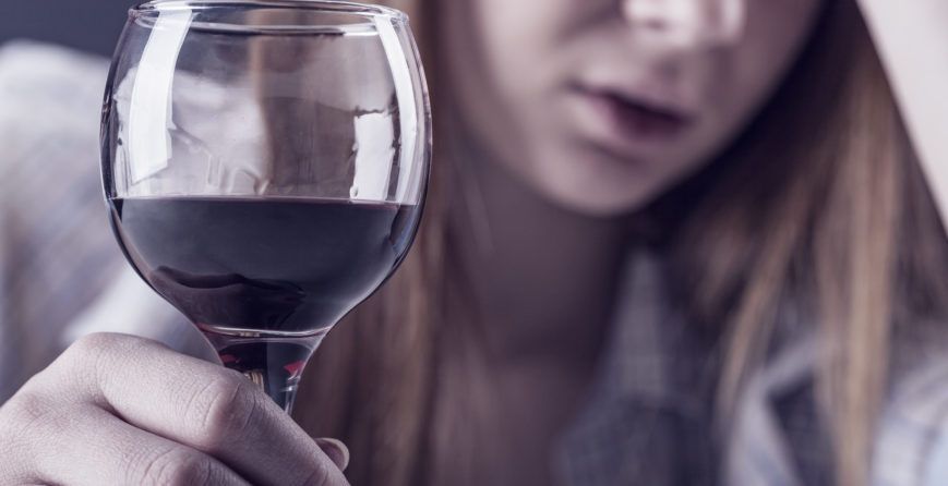 Алкоголизм у женщин - симптомы и лечение