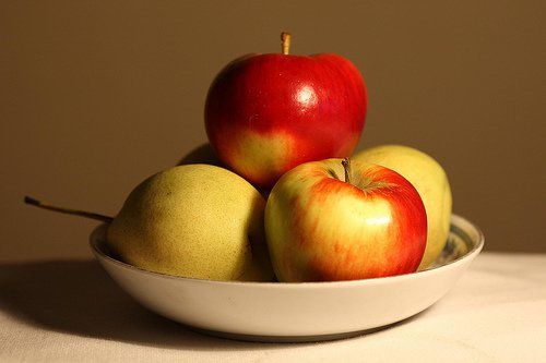 Тарелка свежих яблок