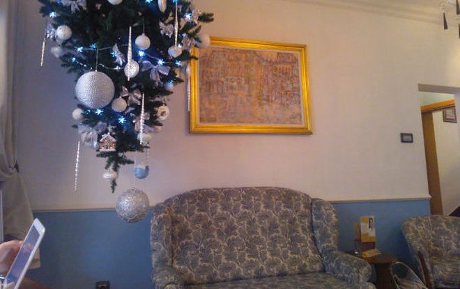 Рождественская елка на потолке