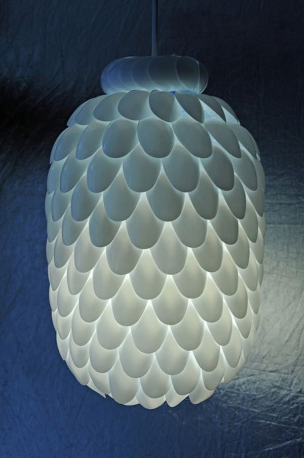 Лампа с пластиковыми ложками