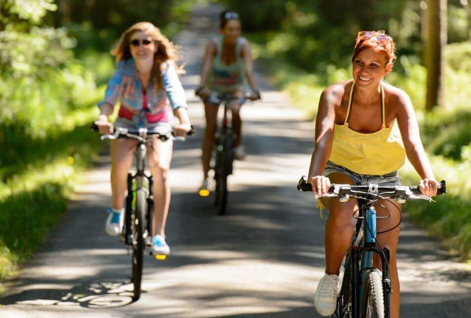 Женщины, катающиеся на велосипеде
