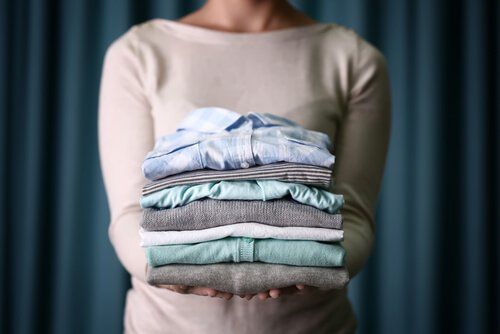 Сложенная одежда сохраняет чистоту дома
