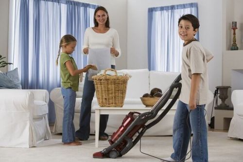 Семья очищает дом вместе, чтобы содержать дом в чистоте