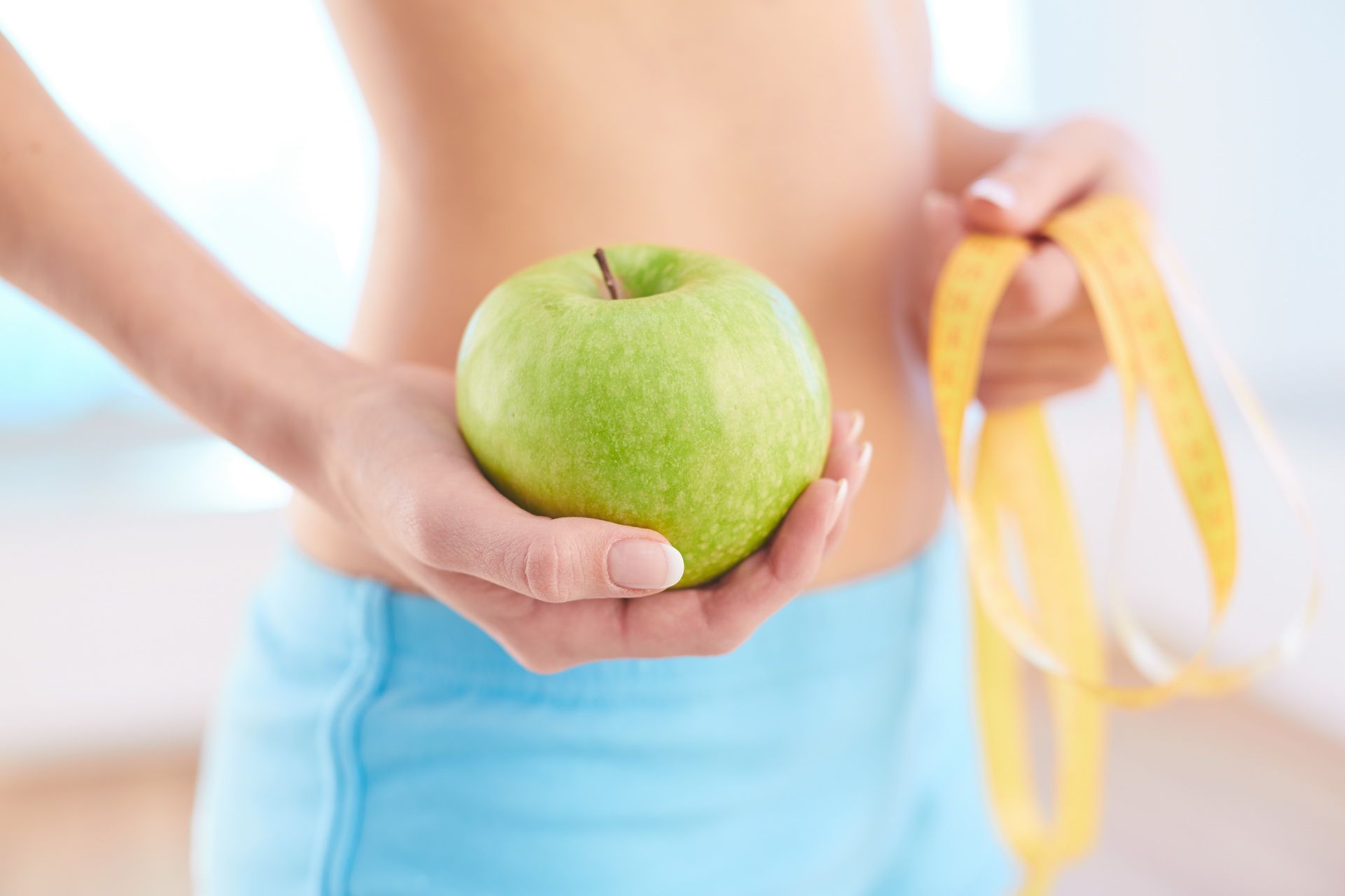 Есть яблоко натощак. Здоровое тело. Стройное яблоко. Яблоки для похудения. Живот яблоко.