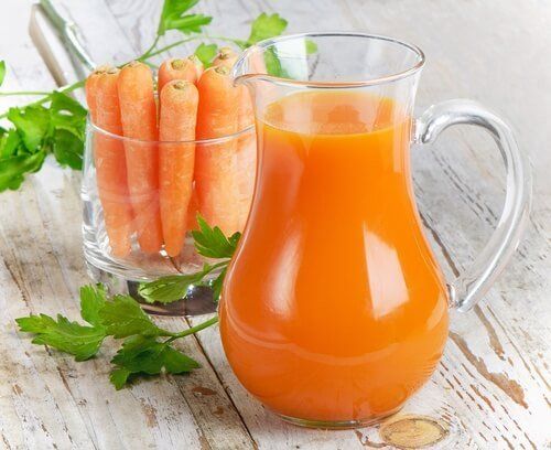 морковный сок в кувшине