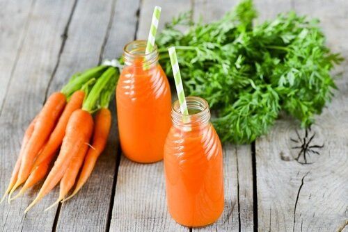 Бутылки с морковным соком