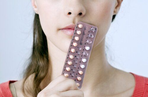 Женщина, принимающая противозачаточные таблетки