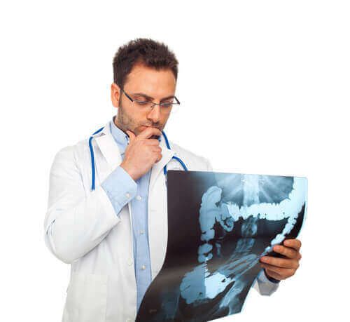 врач наблюдает за рентгеновским снимком