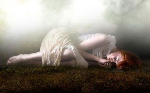 грустная девушка лежит на земле